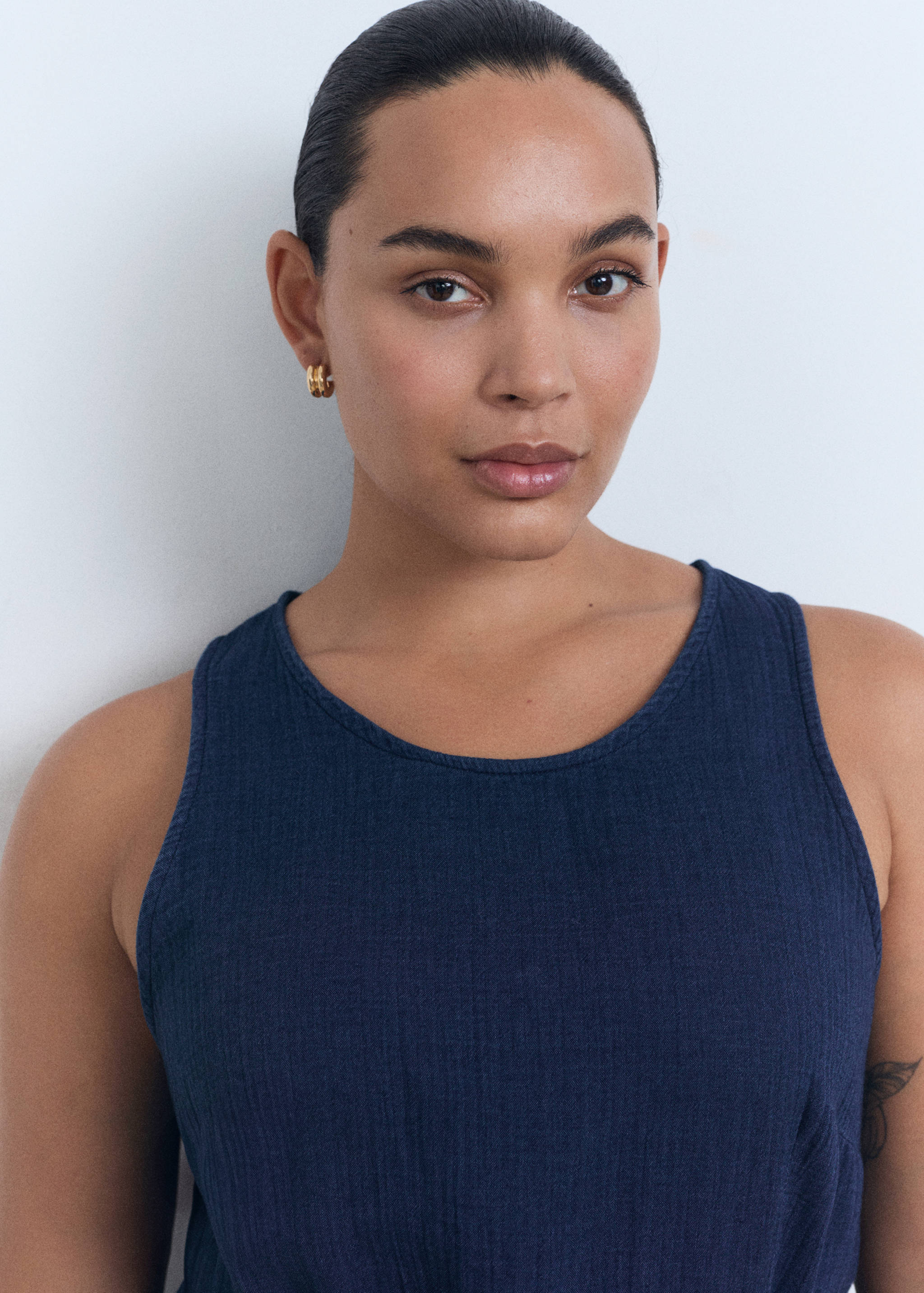 Flowy denim jumpsuit with belt - Details of the article 4