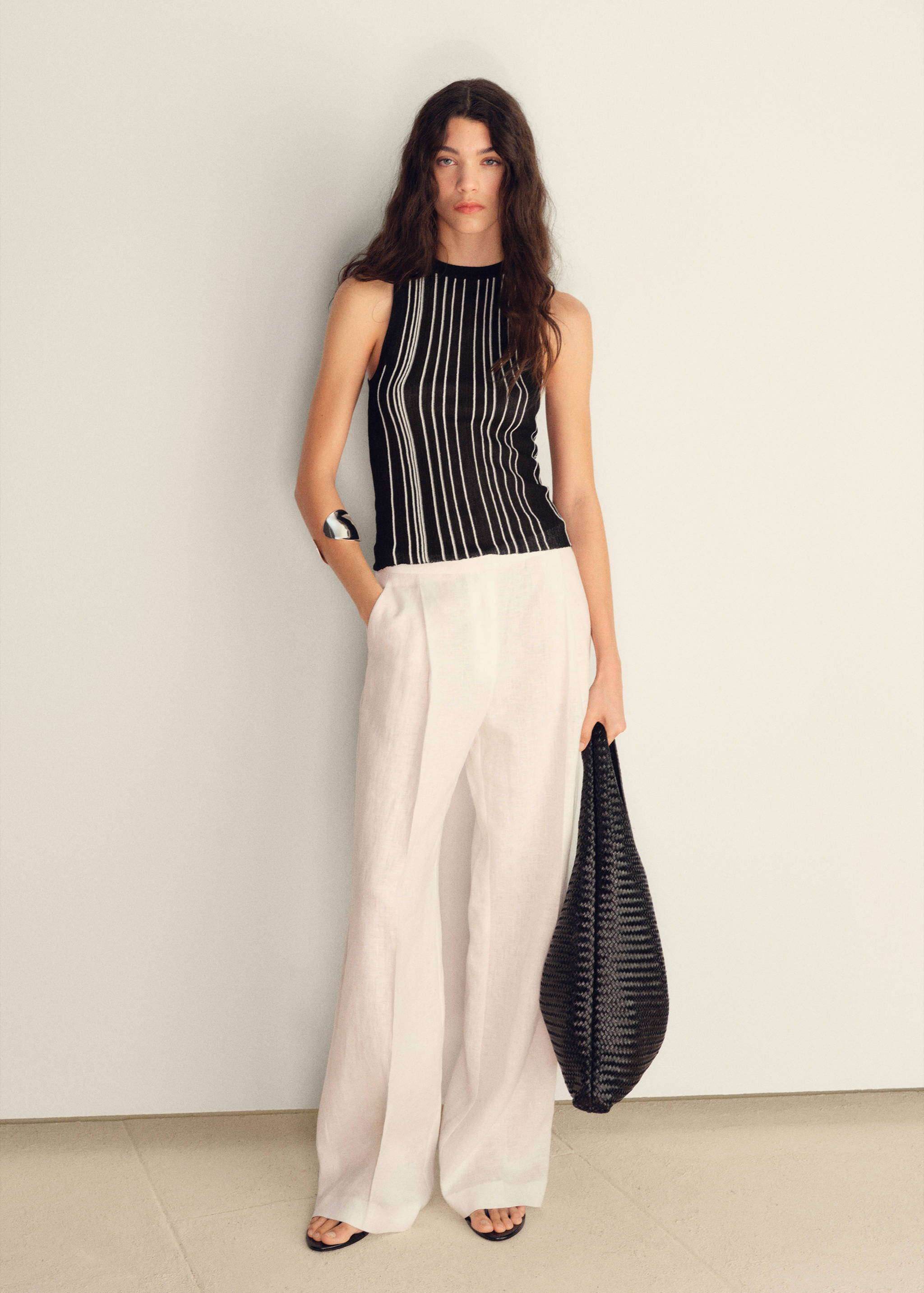 Top de malha halter às riscas - Plano geral