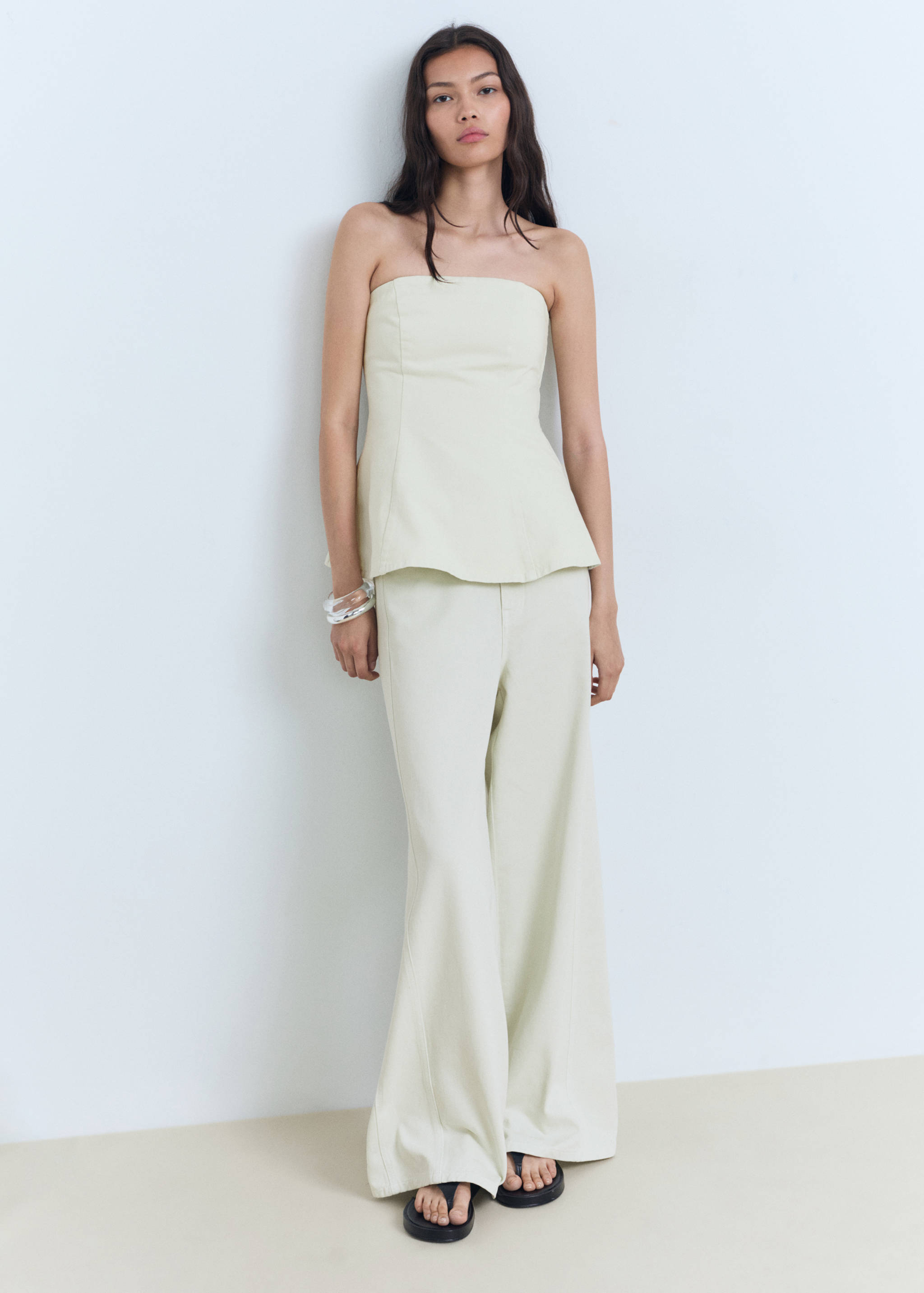 Utsvängd topp utan axelband - Allmän bild