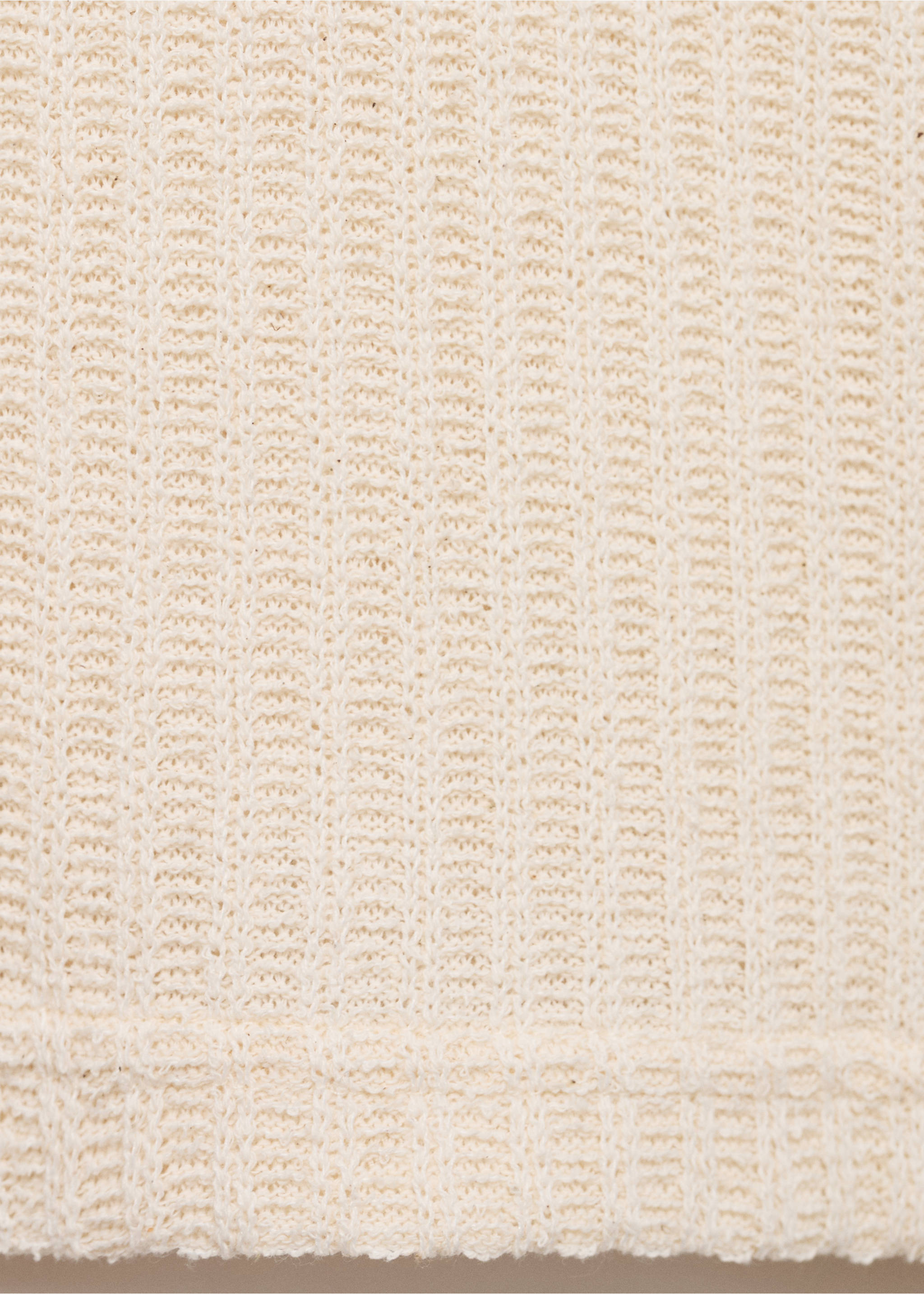 Primer plano de una camiseta color crema que muestra el tejido de punto texturizado., Blanco marfil. Ref: 87099217-00.