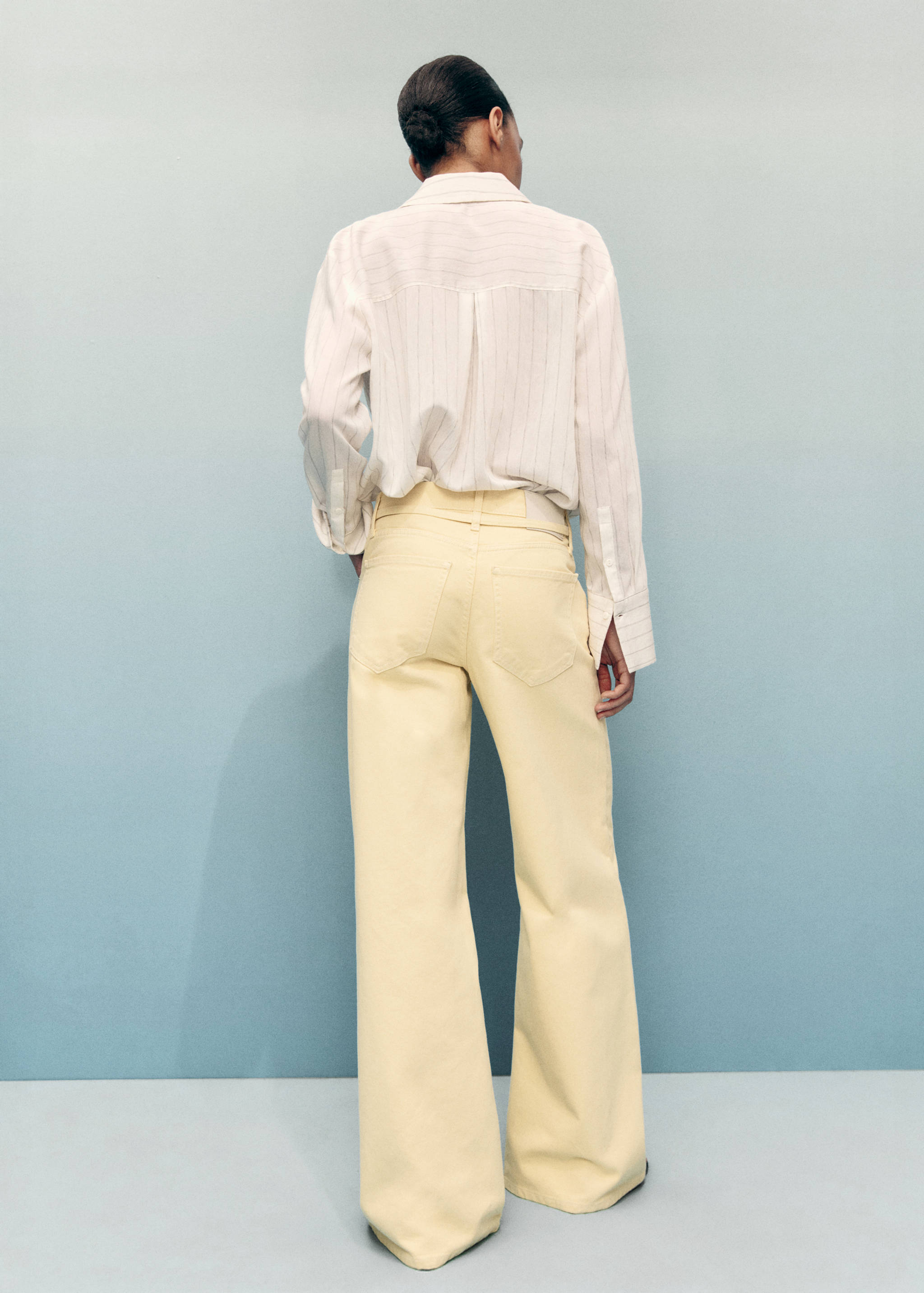 Low-rise  wide leg jeans with belt - Reverse of the article