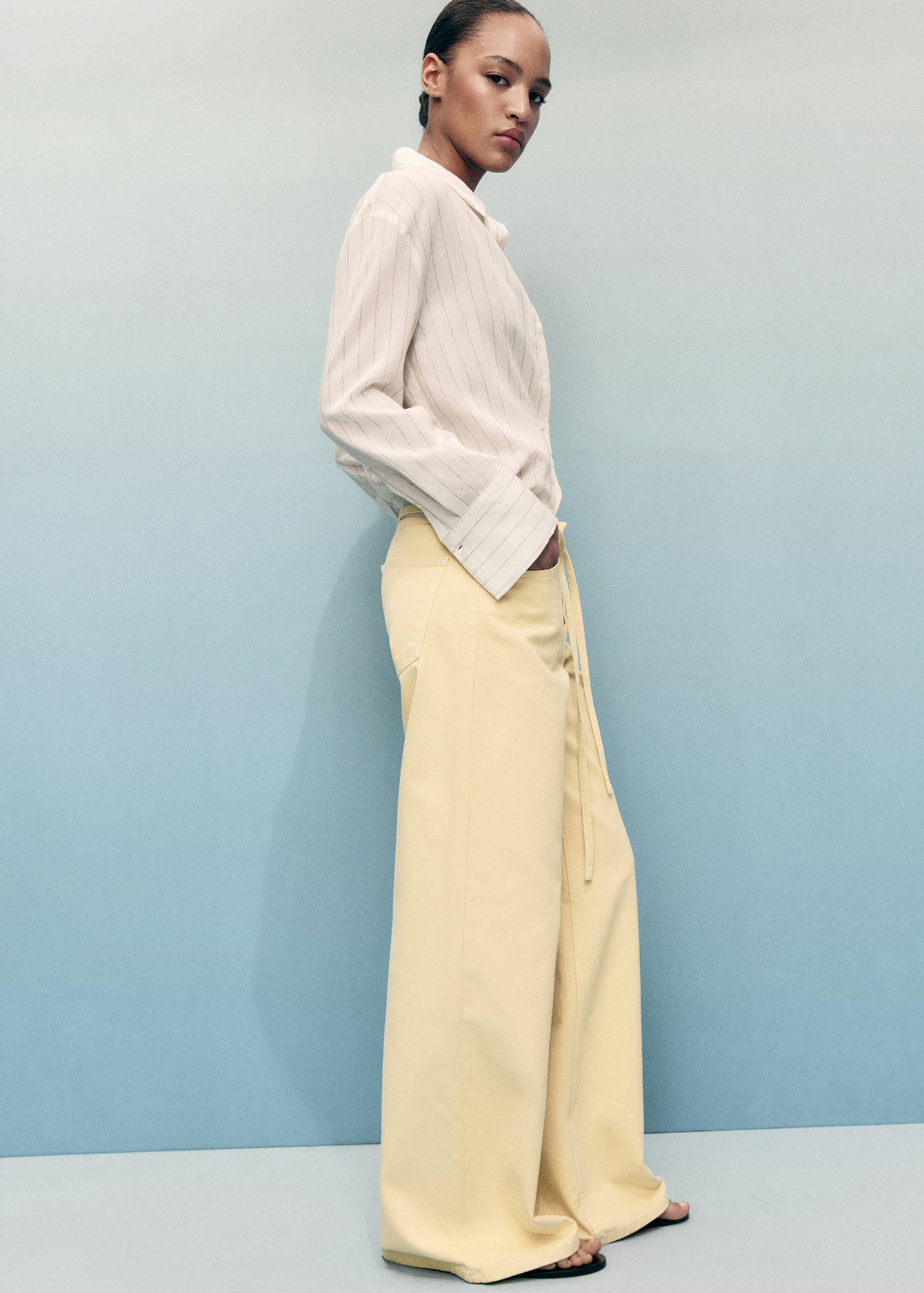 Low-rise  wide leg jeans with belt - Details of the article 2