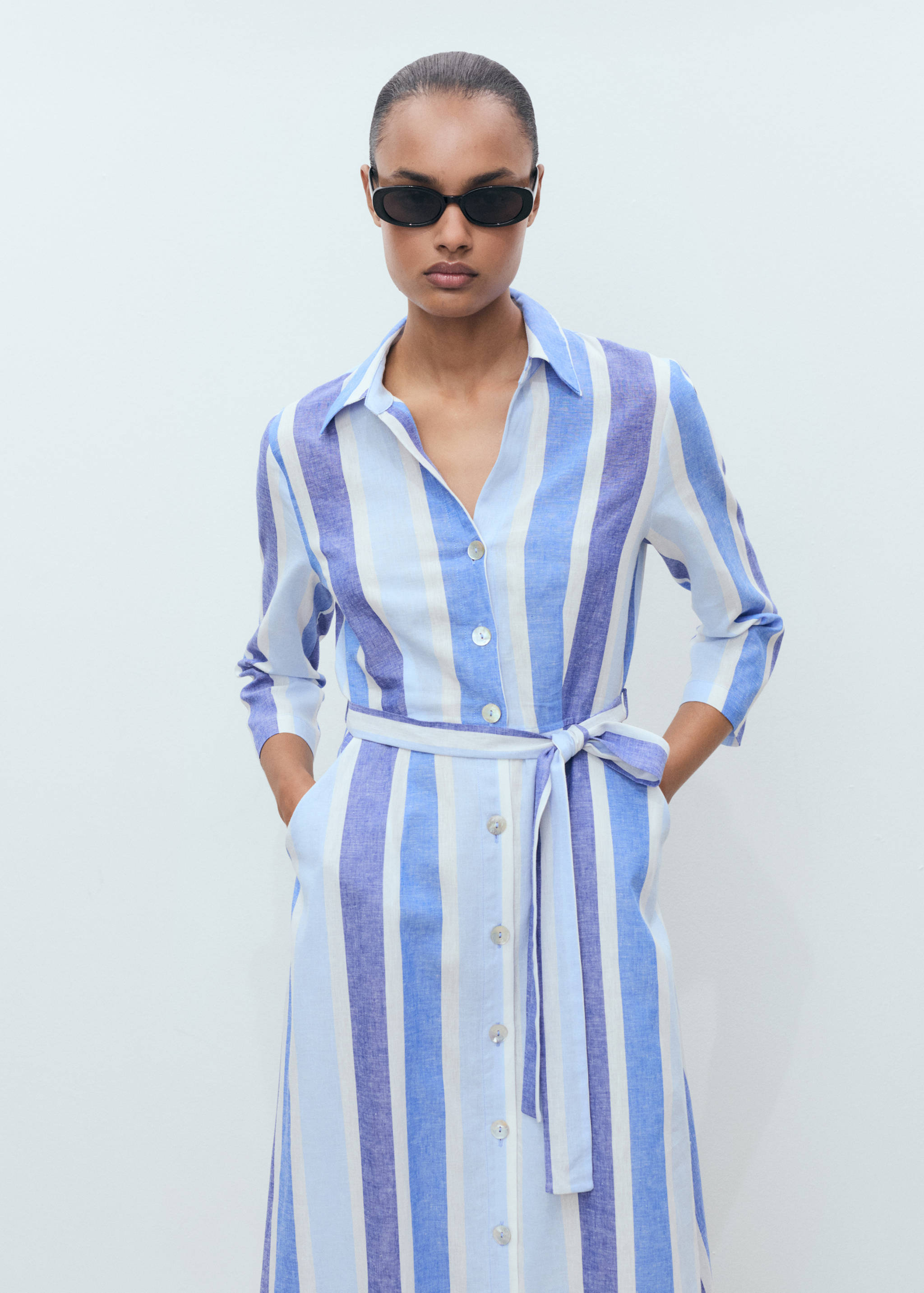 Vestido de linho às riscas com cinto - Plano médio