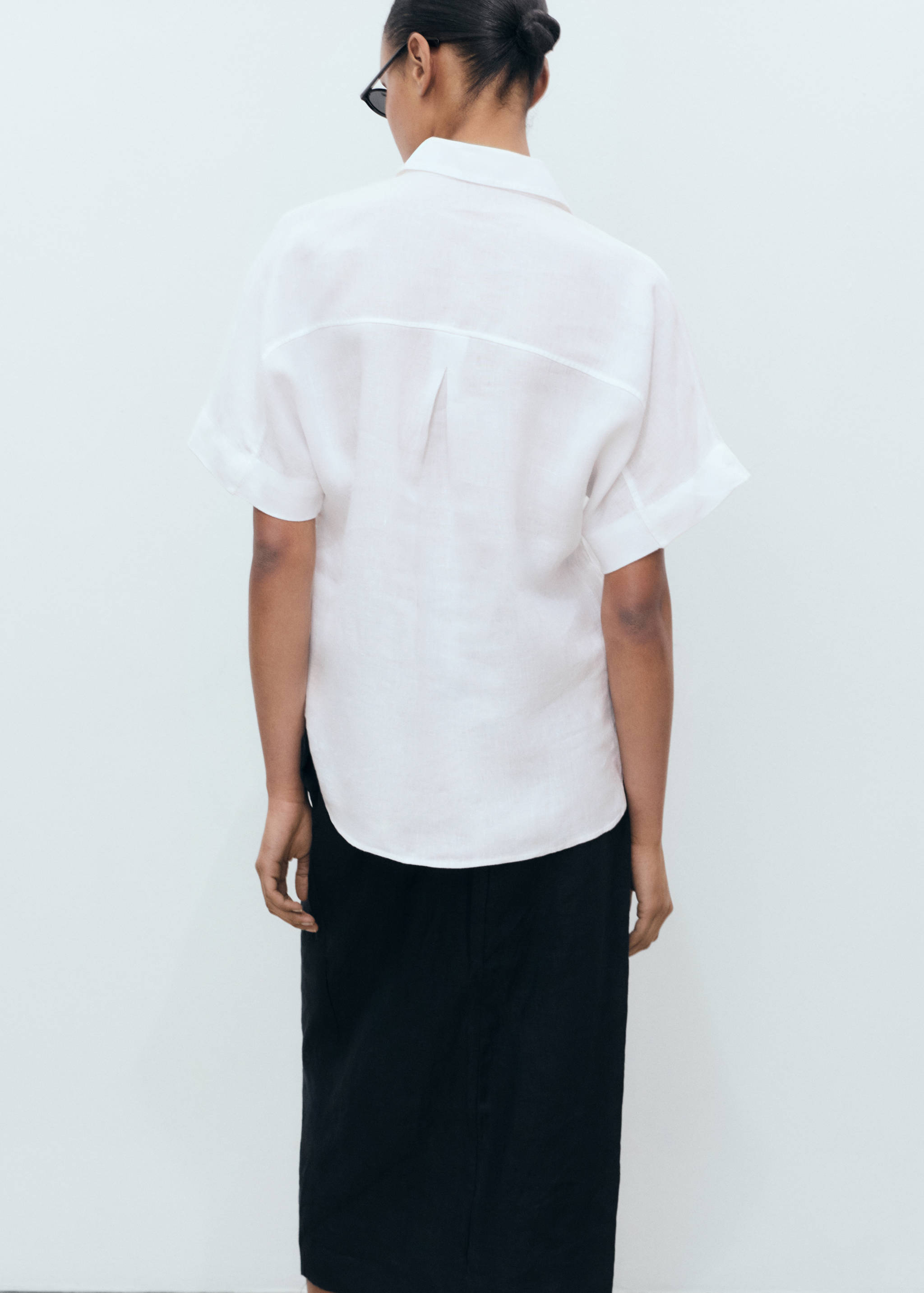 Pocket linen shirt - Reverse of the article
