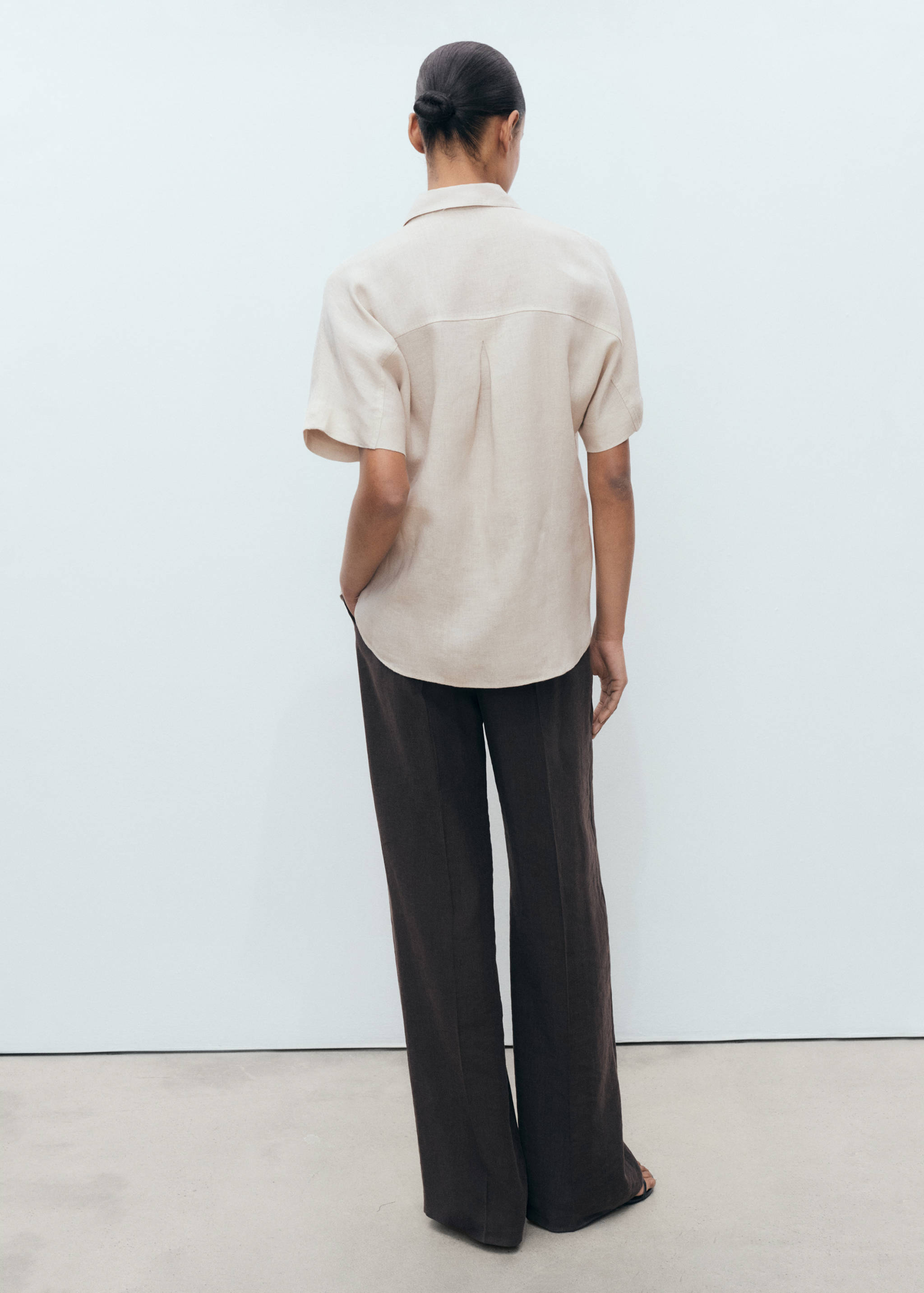 Pocket linen shirt - Reverse of the article