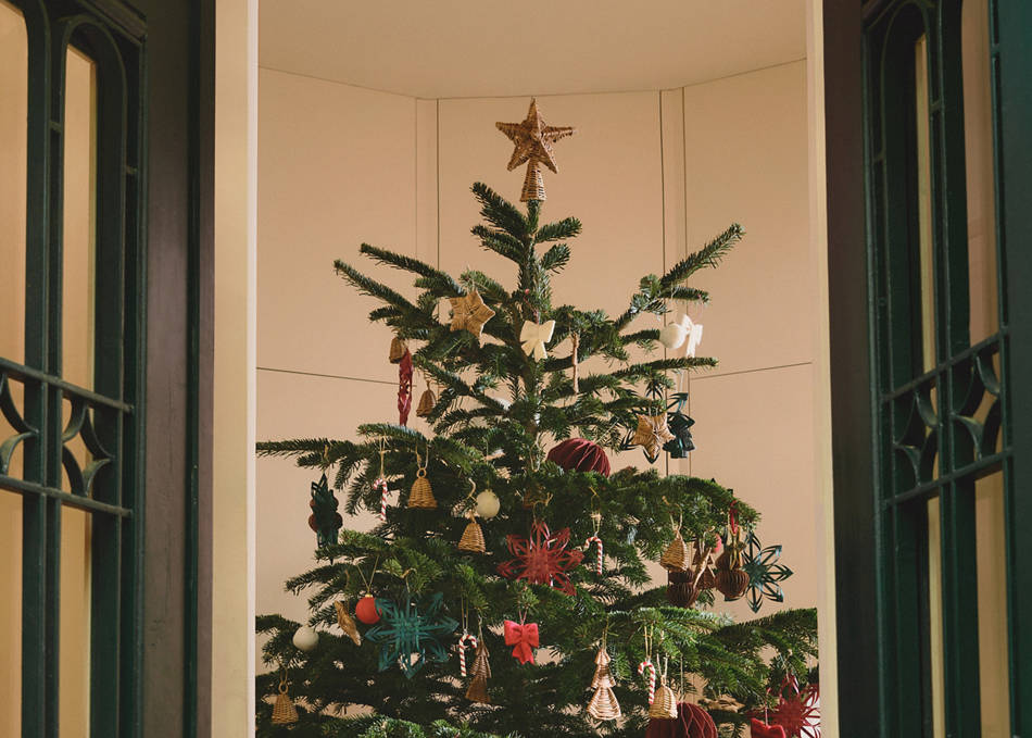 How to decorate a Christmas tree.
