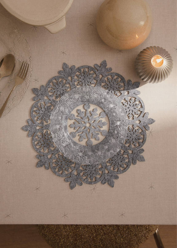 How to decorate the table at Christmas.