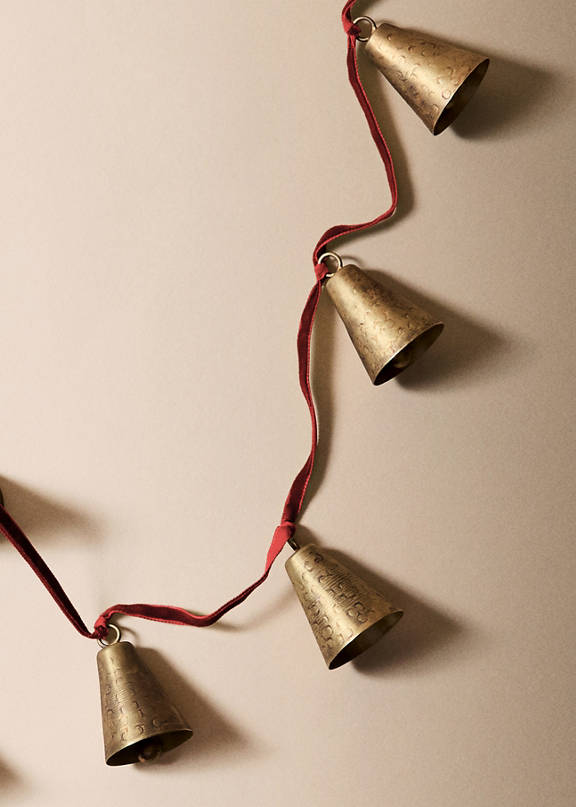 Decorate the Christmas tree.