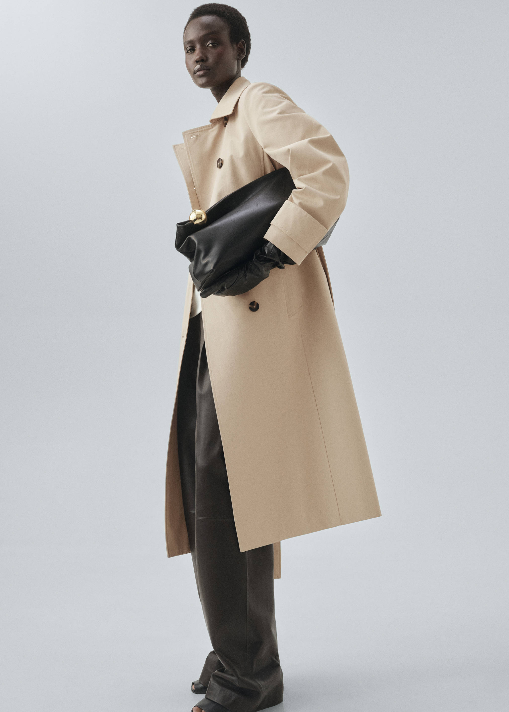 Woman wearing a look in a beige trench coat