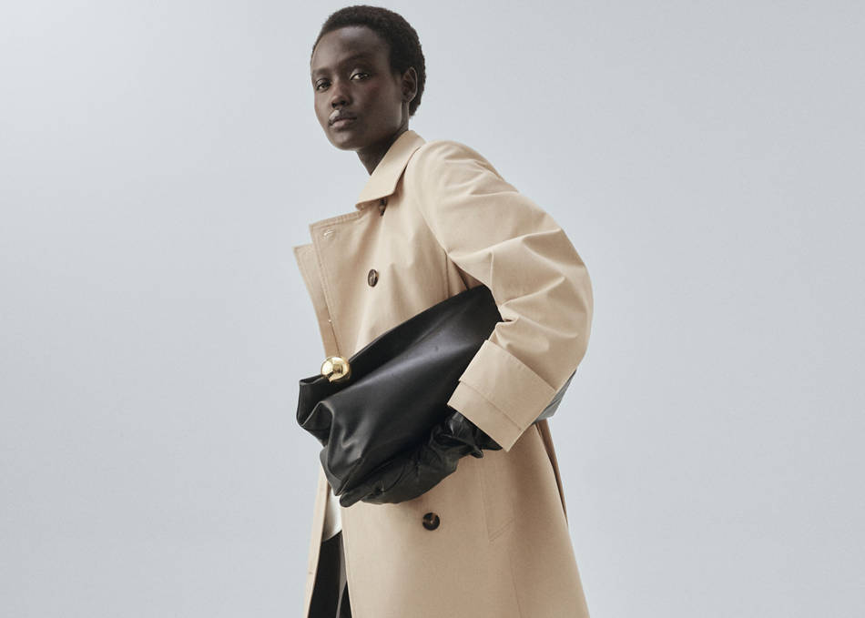 Woman wearing a look in a beige trench coat