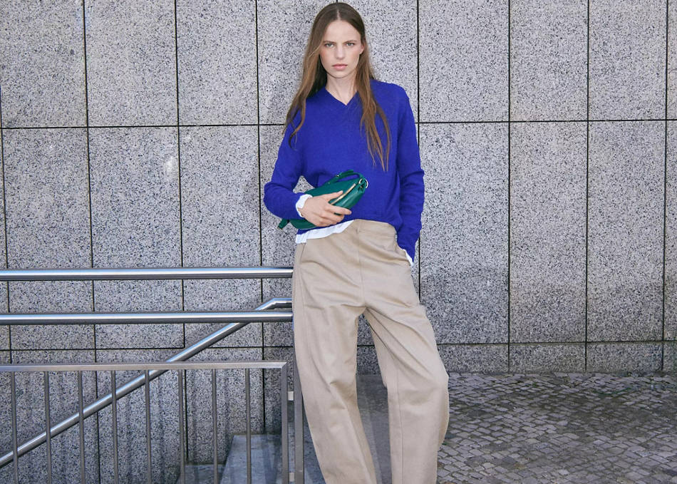 Woman wearing a look with fall 2024 2025 colors.