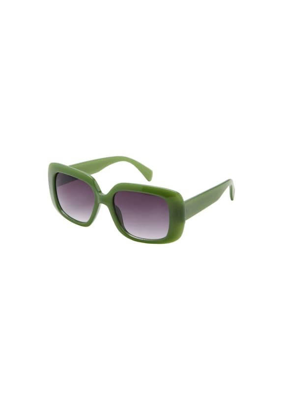 Complements to combine lime green.