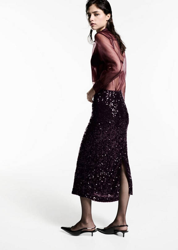 An outfit with a sequin midi skirt in burgundy.