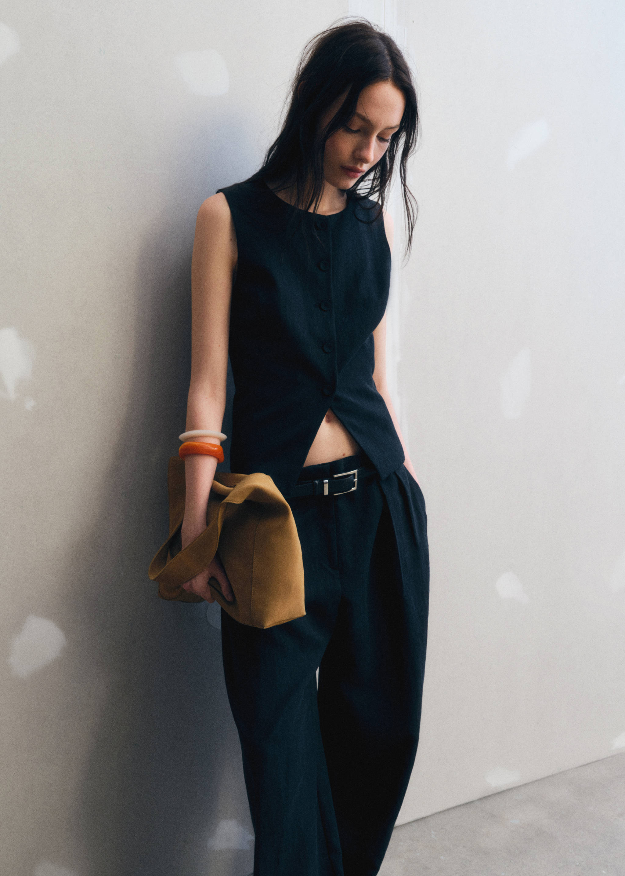Girl with a total black look of black blazer and black top