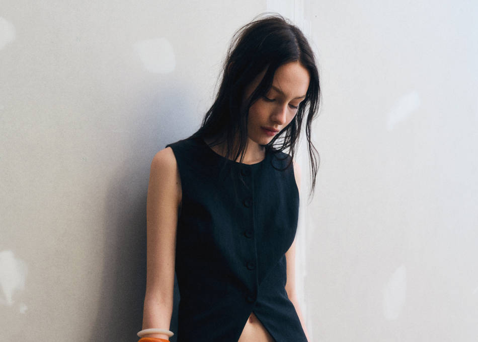 Girl with a total black look of black blazer and black top