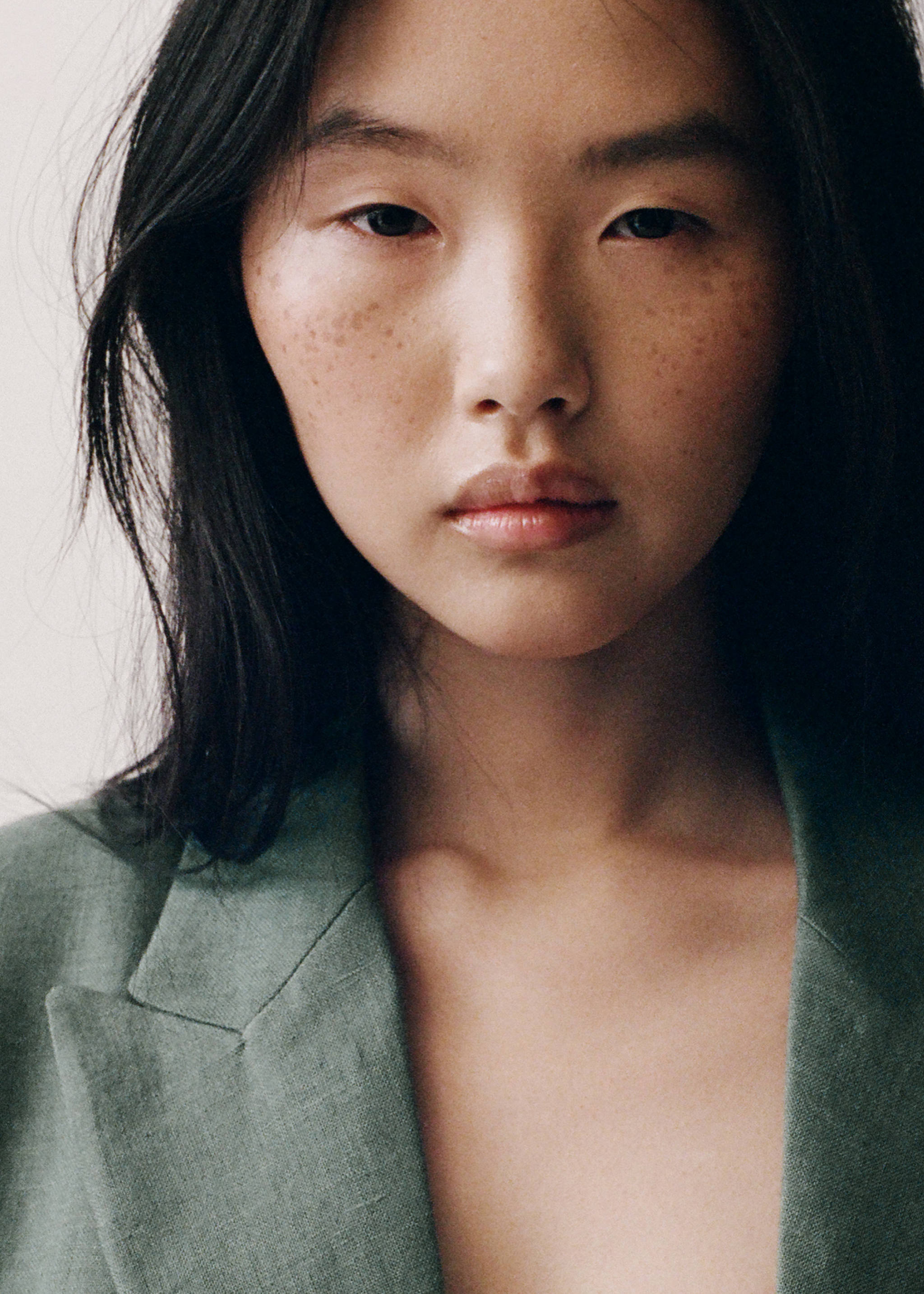 Woman wearing a white linen shirt.