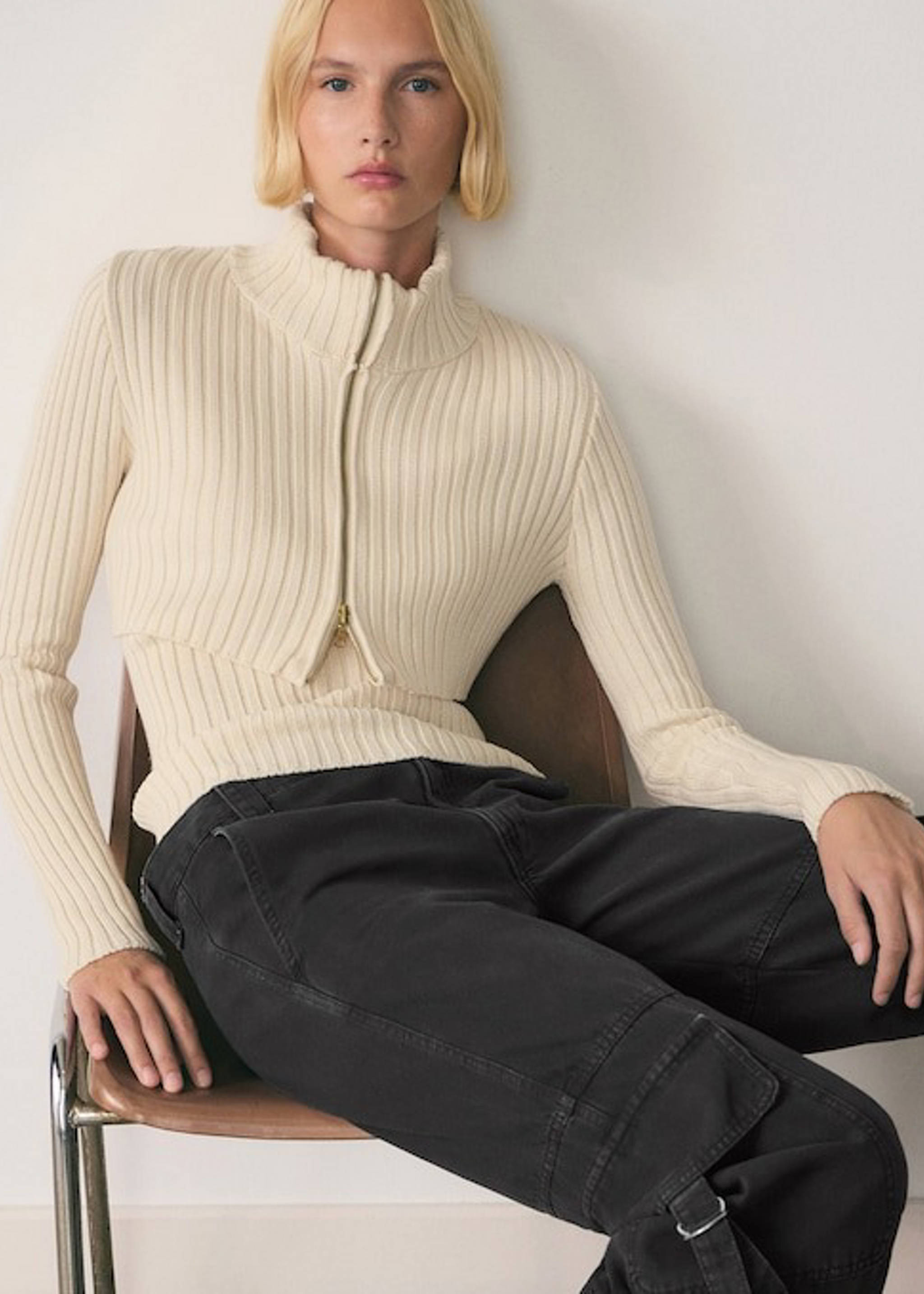Woman combining beige cargo pants with an oversize shirt.