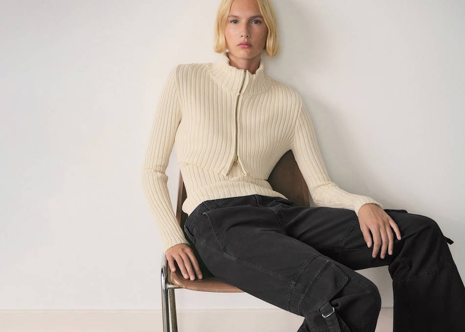 Woman combining beige cargo pants with an oversize shirt.