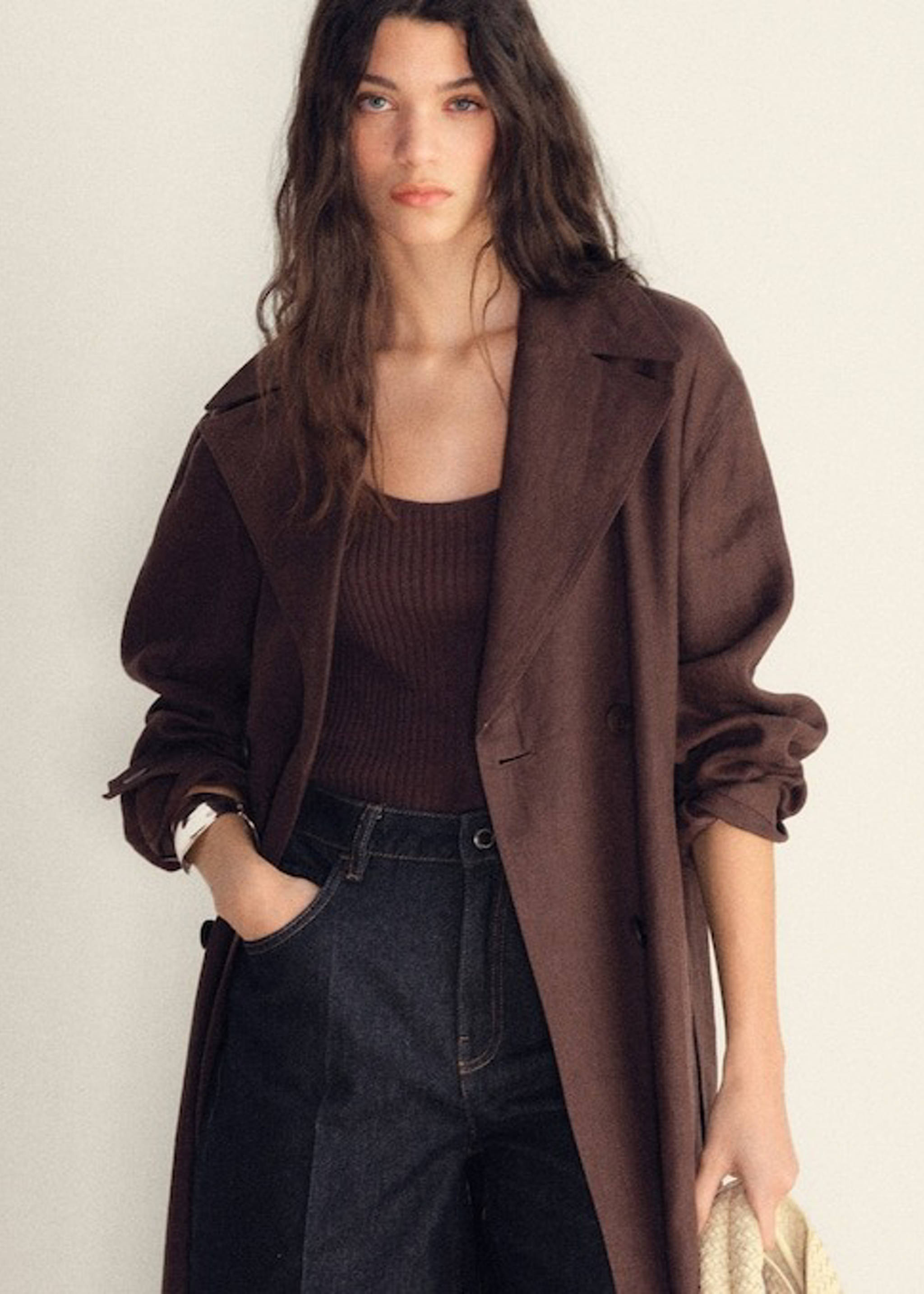 Mid-season look for women with a brown jacket