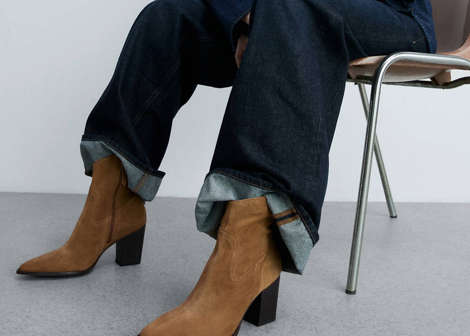 Woman wearing an outfit with cowboy boots