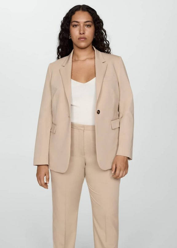 Women's capsule wardrobe with beige blazer.
