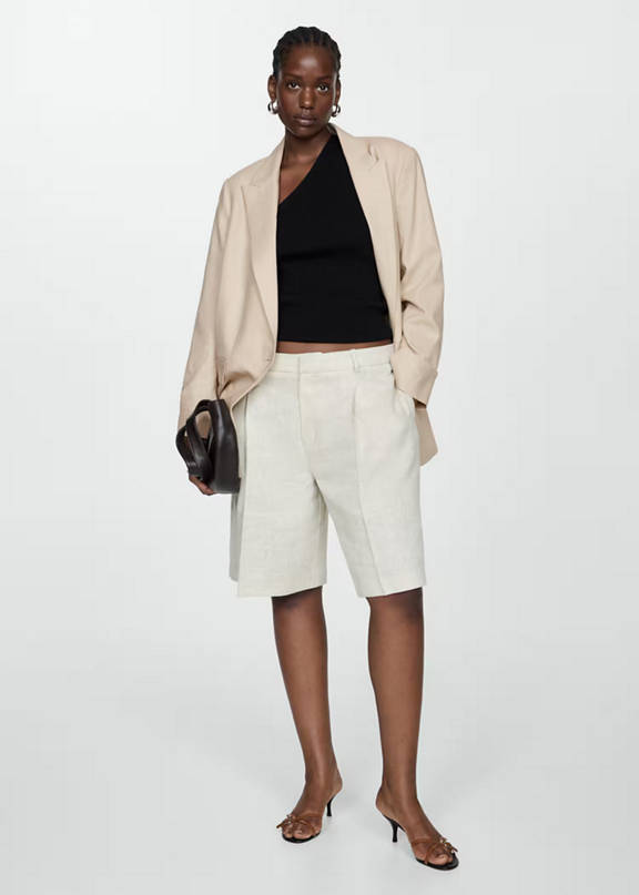 Bermuda shorts look with a beige cardigan.