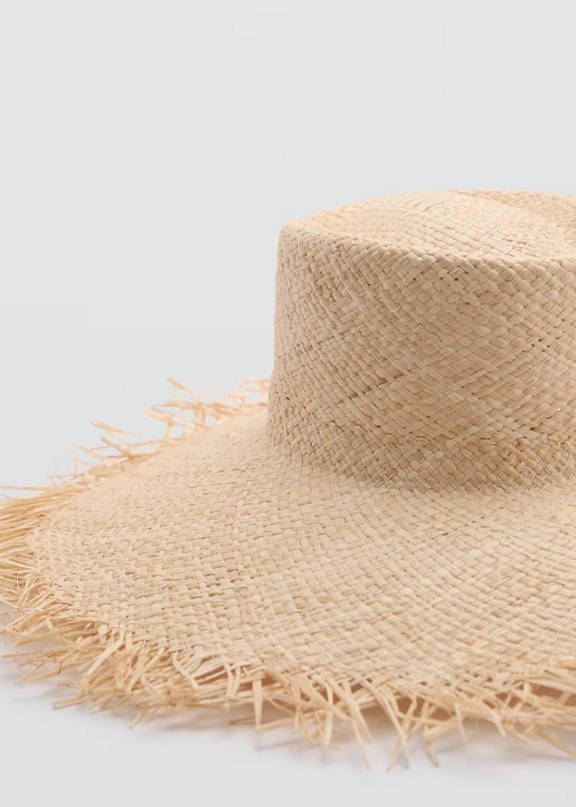 Beach look with a straw hat.