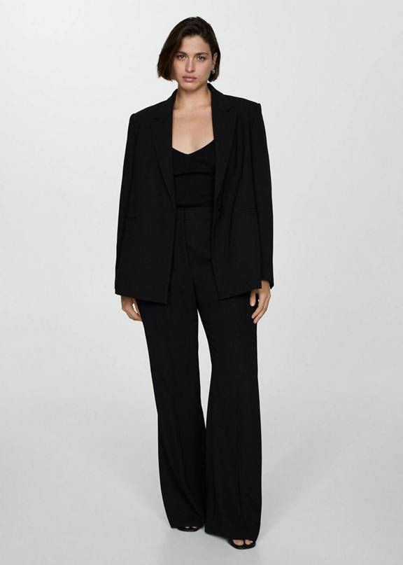 Woman wearing a total black look with black suit jacket
