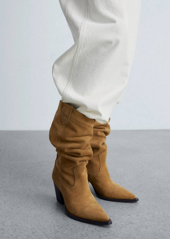 Woman wearing a look with cowboy boots.