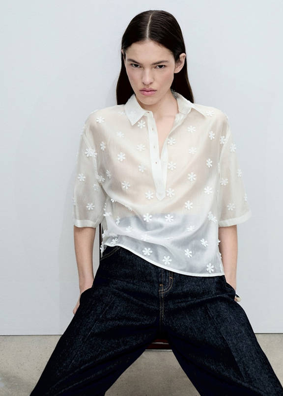 Outfit with a white women's shirt.