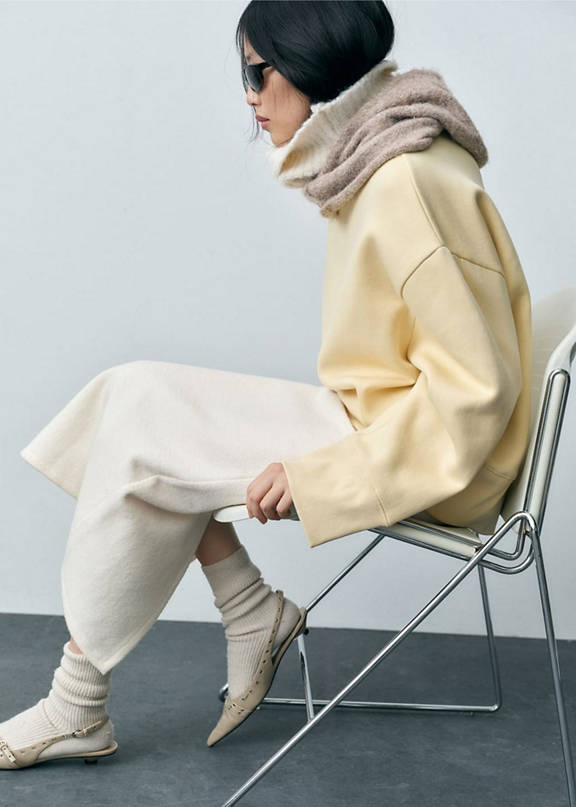 Mujer usando un outfit casual.
