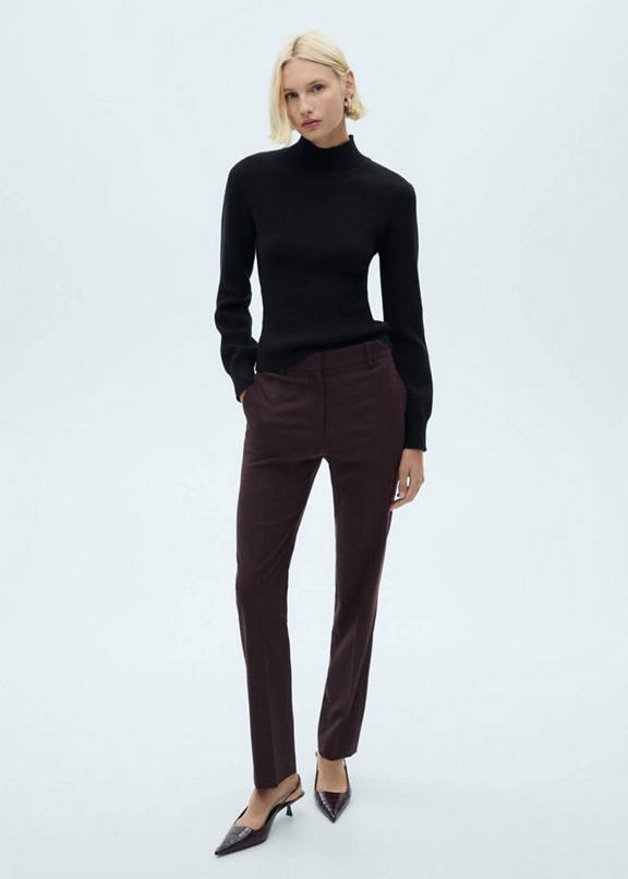 Woman wearing skinny jeans and a black T-shirt