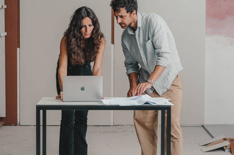 Dos personas trabajando juntas en un portátil