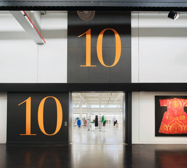 Interior de tienda Mango con números 10