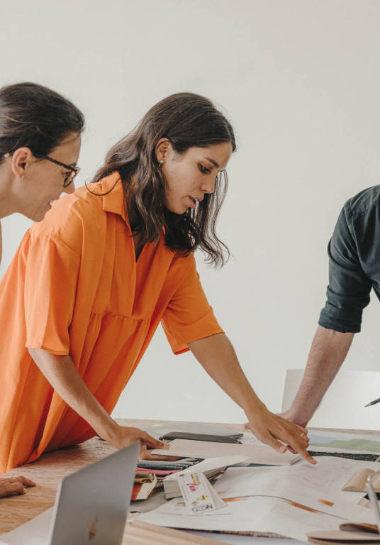 Personas trabajando en documentos