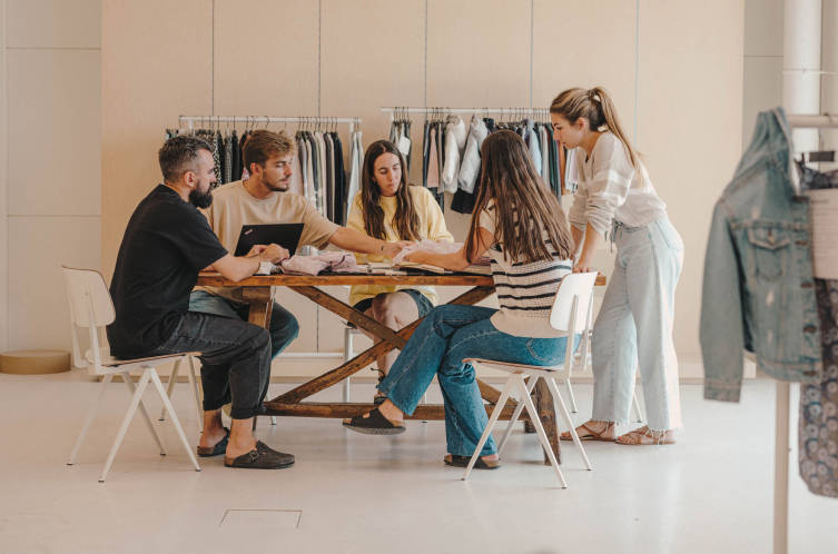 Grupo de personas en una sesión de formación en una mesa
